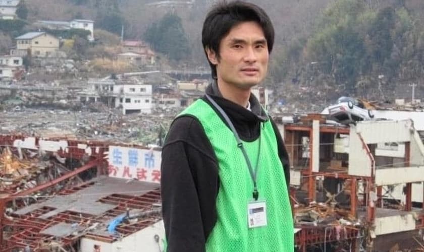O pastor Yoshiya Hari em Onagawa, Miyagi, após o desastre triplo de Tohoku em 2011. (Foto: Reprodução / Christianity Today)