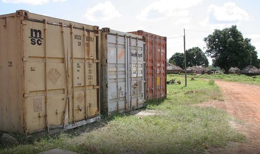 Há muitos prisioneiros vivendo em condições terríveis, dentro de contêineres, por causa de sua fé em Cristo. (Foto: Open Doors/EUA)