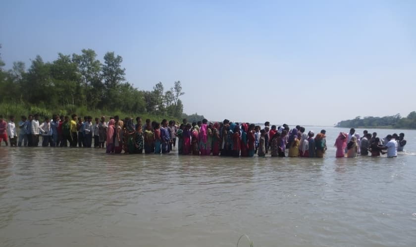Fila de novos convertidos a Jesus para batismo nas águas. (Foto: Arquivo pessoal / Rashphal)