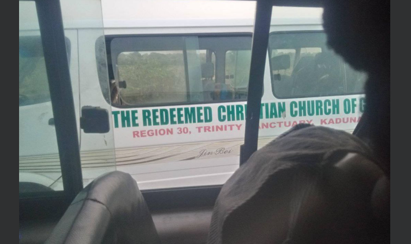 Micro-ônibus da igreja onde oito cristãos estavam viajando para evangelizar. (Foto: Reprodução / Eje Kenny Faraday)