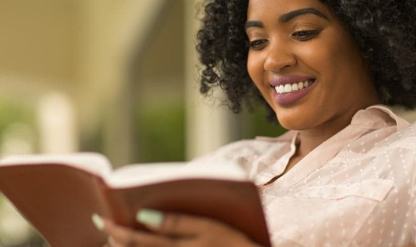Segunda pesquisa da Sociedade Bíblica Americana, a leitura bíblica reduz depressão e ansiedade. (Foto: Getty Images).