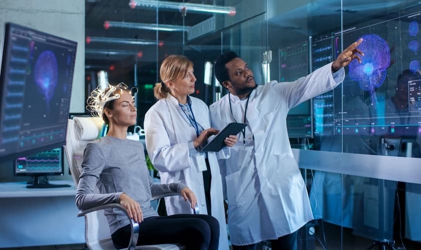Neurocientistas analisando o cérebro humano. (Foto: Canva)