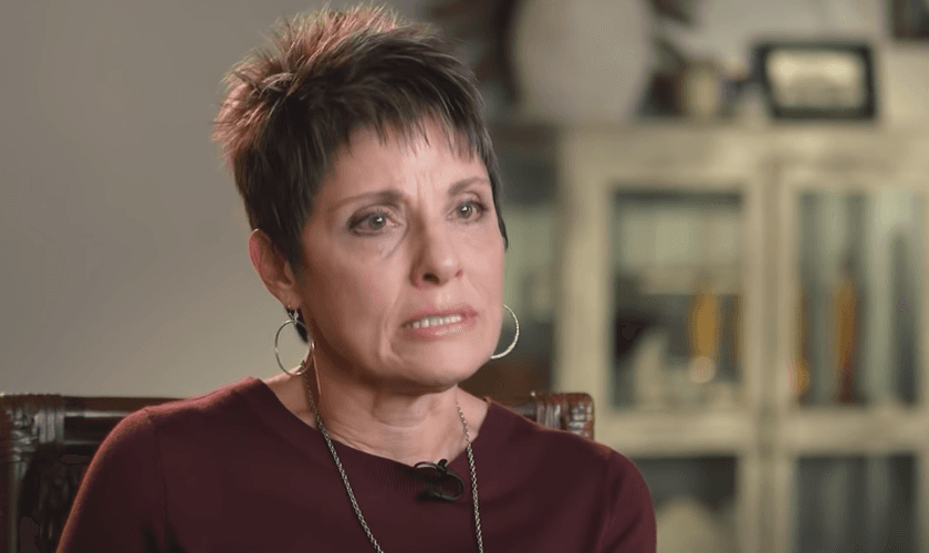 A norte-americana Joanne Moody conta seu testemunho. (Foto: 700 Club Interactive/YouTube)