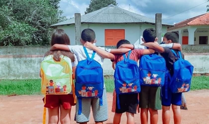 As missionárias Andressa e Késia dão aulas de reforço a crianças no Amazonas. (Foto: Divulgação/ Missões Nacionais).