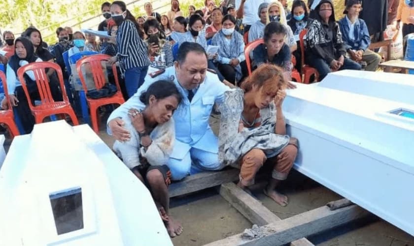 Imagem do velório das vítimas de um ataque ocorrido em 2020, pelo mesmo grupo extremista islâmico . (Foto: Portas Abertas)