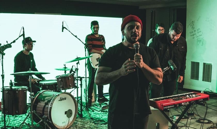 Live transmitida pelo Louvor da Madrugada, que começou na rede social Club House. (Foto: Instagram/Leandro Venancio)