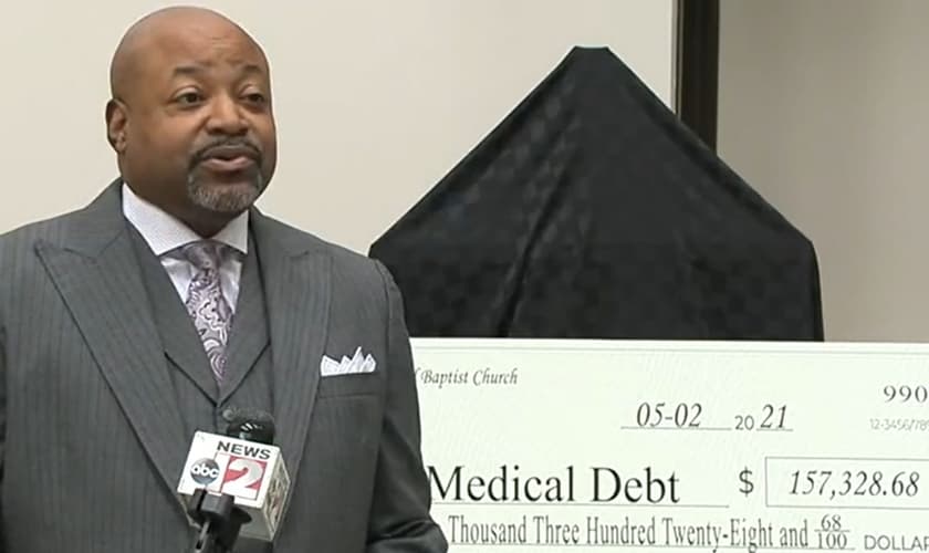 Pastor Rabon Turner em entrevista ao ABC12 News sobre a arrecadação de dinheiro. (Foto: Reprodução/ABC12 News)