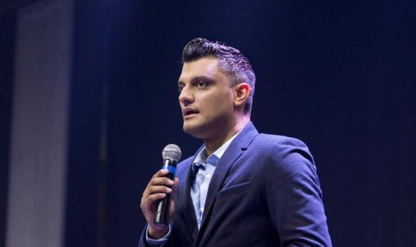 Pastor e escritor Tiago Brunet tem ajudado pessoas a encontrar seu propósito através de suas pregações (Foto: Reprodução/ Facebook)