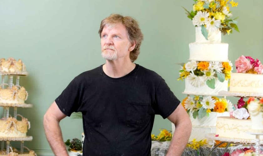 Jack Phillips diante de uma exibição de seus bolos de casamento, no Masterpiece Cakeshop, 2016. (Foto: Matthew Staver/The Washington Post)