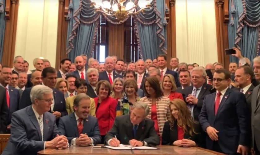 O governador do Texas, Greg Abbott, assinando o projeto de lei 8 do Senado. (Foto: Reprodução/Facebook)
