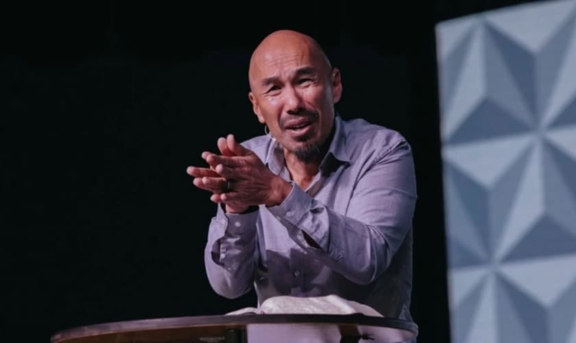 Francis Chan em evento Q Commons, transmitido internacionalmente em outubro de 2019. (Foto: Q Ideas/Parker Young)