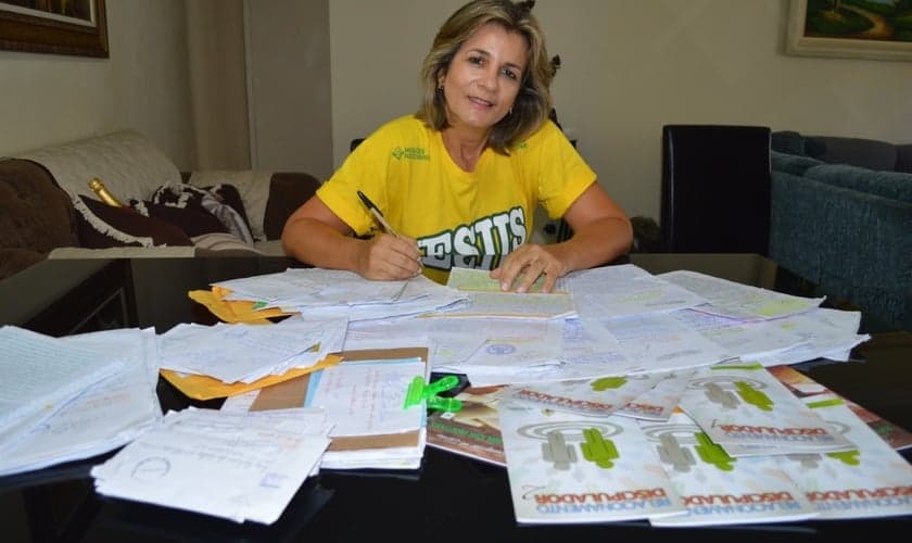 Marcia Mendes é coordenadora do Grão de Mostarda, que envia cartas a presídios. (Foto: Missões Nacionais)