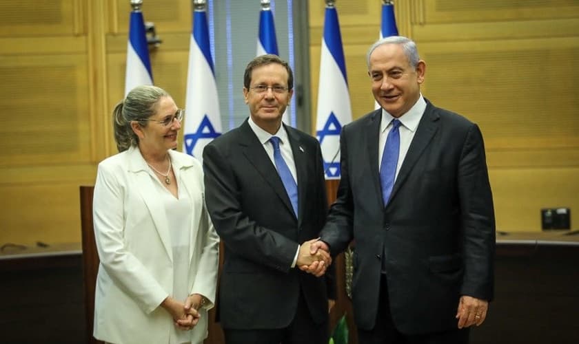O presidente eleito, Isaac Herzog, e sua esposa Michal, com o primeiro-ministro Benjamin Netanyahu. (Foto: Noam Moskovitz/Knesset)