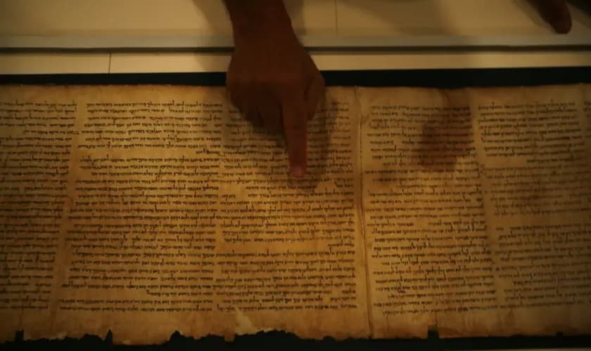 Adolfo Roitman, curador dos Manuscritos do Mar Morto, aponta para o Manuscrito de Isaías original, um dos Manuscritos do Mar Morto. (Foto: Baz Ratner / Reuters)