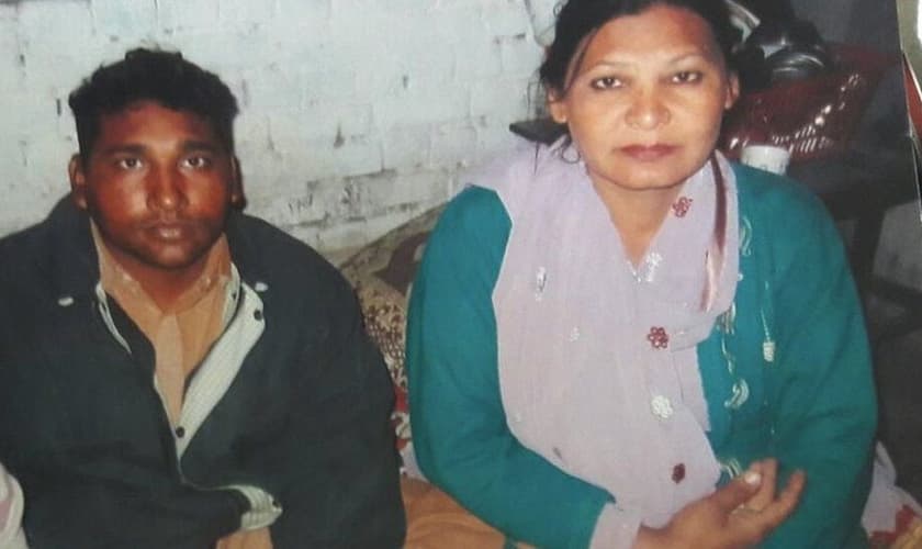 Shafqat Emmanuel e Shagufta Kausar foram acusados de enviar textos blasfemos a um clérigo islâmico. (Foto:Family Handout).