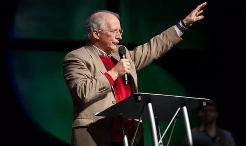 John Piper em discurso na Conferência da Cruz para as Nações, em dezembro de 2020. (Foto: Cruz para as Nações 2020)