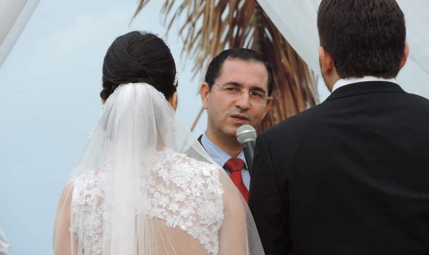 O pastor e palestrante Klauber Maia, realiza cerimônia de casamento. (Foto: Reprodução/Facebook).