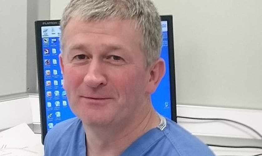 O médico cristão Dermot Kearney foi proibido de dar assitência médica amulheres que se arrependem de aborto. (Foto: Fédération Internationale des Associations de Médecins Catholiques).