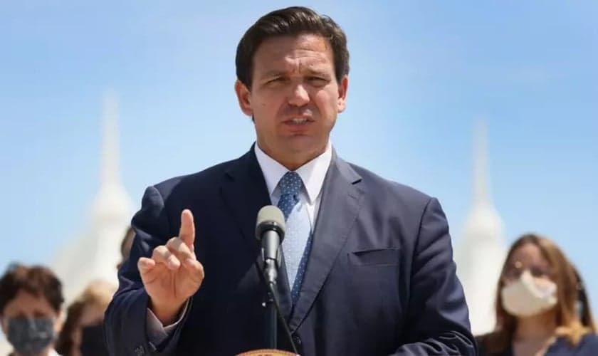 Ron DeSantis, governador da Flórida, EUA e autor da nova lei sobre o “minuto de silêncio”. (Foto: Getty Images/Joe Raedle)
