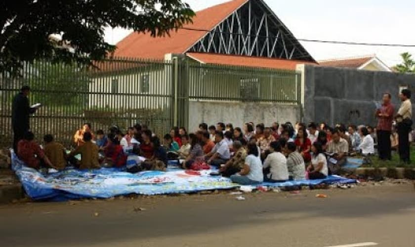 A disputa entre a igreja e a cidade tornou-se uma das negações mais conhecidas da liberdade religiosa na Indonésia. (Foto: Claire Harbage / NPR).