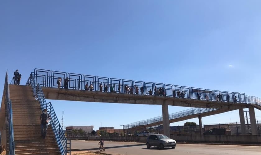 Moradores fazem orações por proteção aos policiais e pela prisão de Lázaro Barbosa, em Cocalzinho de Goiás. (Foto: Vitor Santana/G1).