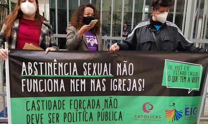 Grupos feministas protestam contra projeto que prevê abstinência sexual. (Foto: Reprodução/Instagram)