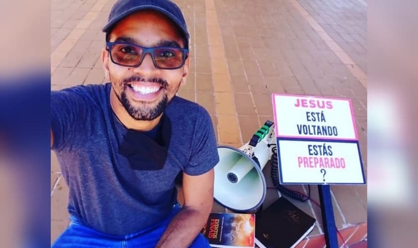 Wanderson Campos evangeliza com um megafone e uma placa “Jesus está voltando” nas ruas de Cuiabá (MT). (Foto: Arquivo pessoal).