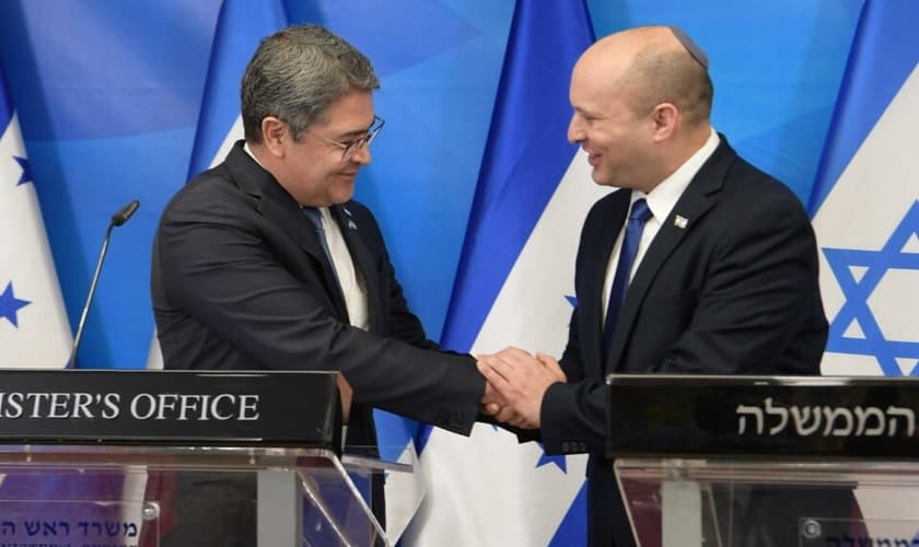 O primeiro-ministro Naftali Bennett e o presidente de Honduras, Juan Orlando Hernández, em Jerusalém. (Foto: Amos Ben Gershom/GPO)