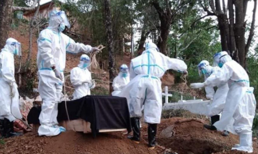 Voluntários enterram o corpo de vítima de Covid em Tonzang, Estado de Chin, em 3 de junho. (Foto: Reprodução / Tonzang Awging)