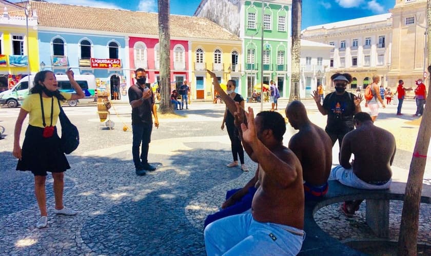 Evangelistas durante pregação pública em Salvador, na Bahia. (Foto: Evangelismo Por Fogo)