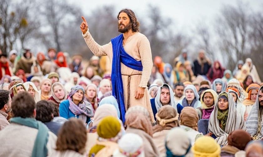 Jesus, interpretado pelo ator Jonathan Roumie, faz um sermão para milhares de seguidores no final da 2ª temporada de “The Chosen”. (Foto: Angel Studios).