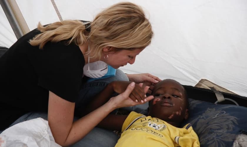 Missionária Danita Estrella Watts, fundadora da ONG cristã Danita's Children, que cuida de órfãos e crianças em extrema pobreza. (Foto: Reprodução/Facebook).