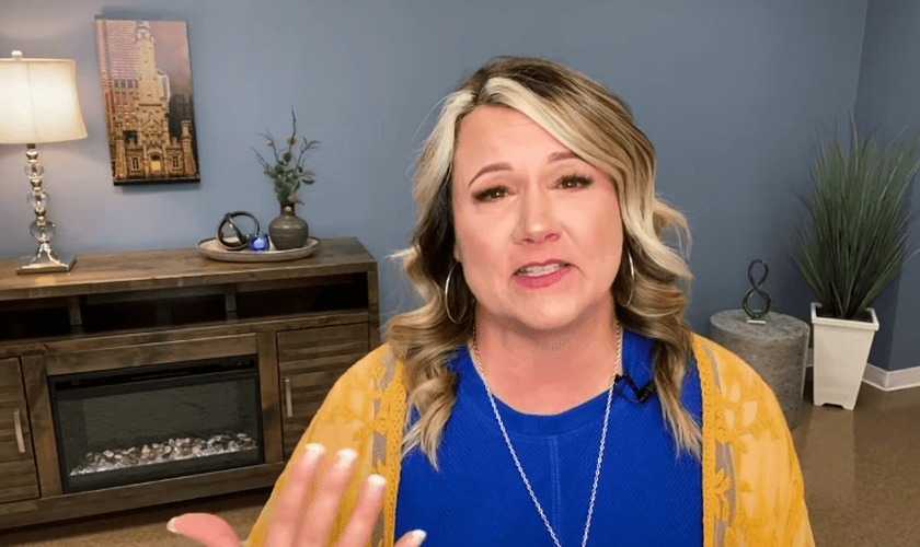 Nichole Marbach compartilha seu testemunho de cura. (Foto: YouTube/700 Club Interactive)