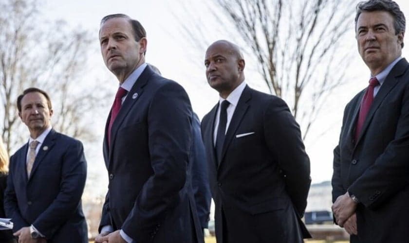 Da esquerda para a direita: Procurador-geral da Louisiana Jeff Landry, Procurador-geral da Carolina do Sul Alan Wilson, Procurador-geral Curtis Hill de Indiana e Procurador-geral do Alabama Steve Marshall, no Capitólio dos Estados Unidos, Washington, em 2