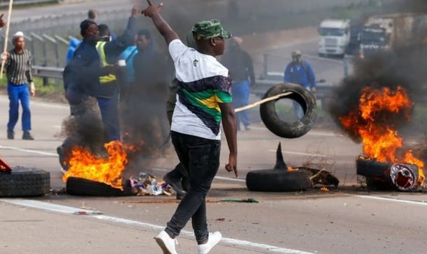 Defensores do ex-presidente sul-africano Jacob Zuma bloqueiam estradas com pneus em chamas. (Foto: Reprodução / BBC)