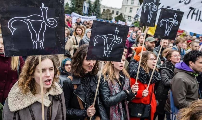 Manifestantes protestam contra lei que limitou o direito ao aborto na Polônia. (Foto: AFP/Wojtek Radwanski)