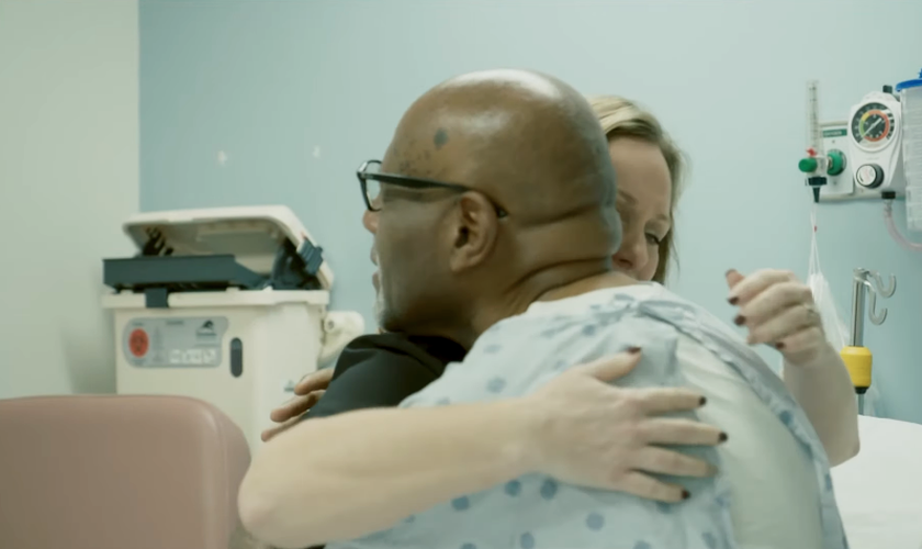 Maurice Hillard abraça a enfermeira Ashley Basinger. (Foto: YouTube/700 Club Interactive)