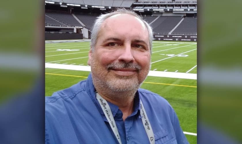 Russ Smethers foi atacado com uma faca de açougueiro e teve ferimentos na cabeça, pescoço, rosto, braços e peito.