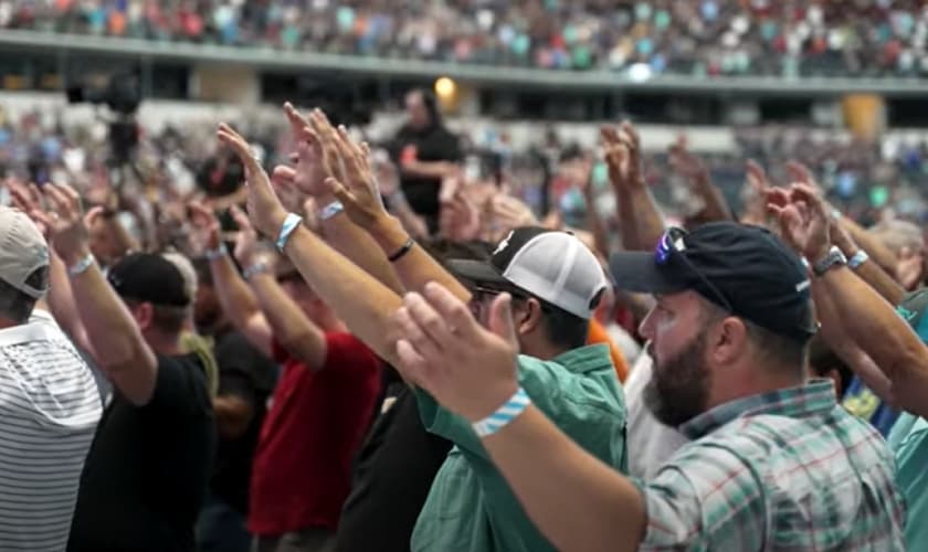 Conferência de Homens Guardiões da Promessa 2021, em Dallas, no Texas, EUA. (Foto: Reprodução/YouTube/Promise Keepers)