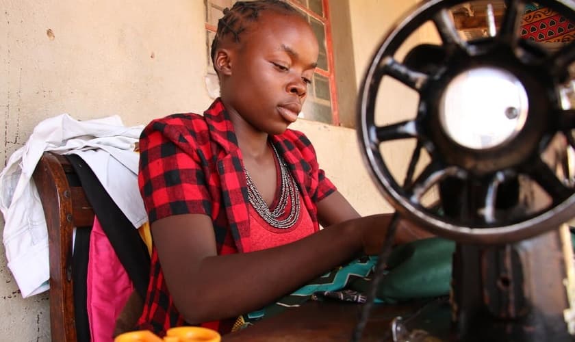 Mwilla é uma das adolescentes resgatadas pela Visão Mundial. Ela aprendeu a costurar roupas numa das oficinas do projeto “Ouse descobrir”. (Foto: Visão Mundial Internacional).
