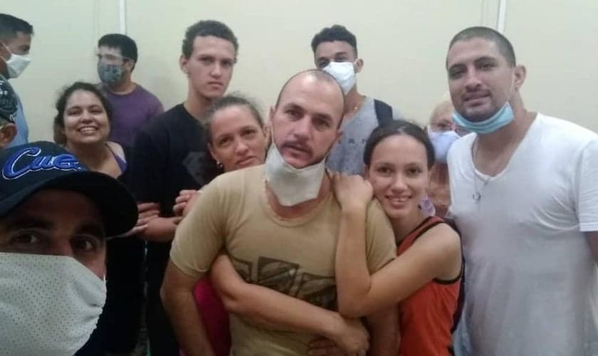 Yarián Sierra e Yéremi Blanco, com suas famílias, momentos após serem libertados. (Foto: Arquivo pessoal)