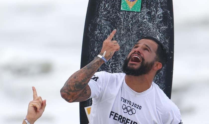Italo Ferreira olha para o céu e agradece pelo ouro do surfe nas Olimpíadas de Tóquio. (Foto: Reuters/Lisi Niesner)