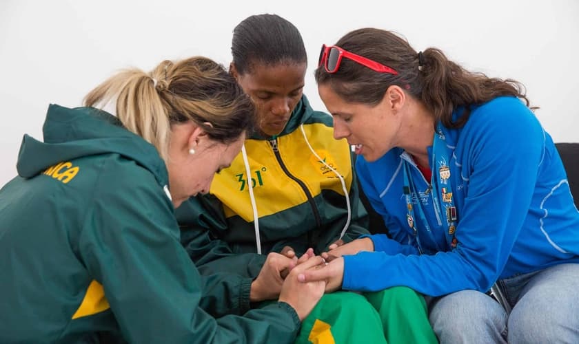 Momento de oração entre atletas. (Foto: Athletes in Action)