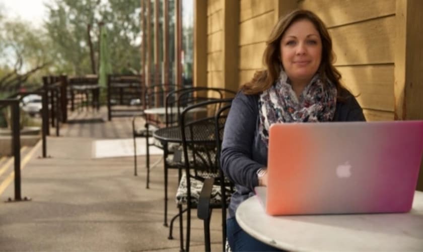 A web designer, Lorie Smith, proprietária da agência 303 Creative enfrenta uma batalha judicial por se recusar a criar sites para casamentos gays. (Foto: Alliance Defending Freedom)