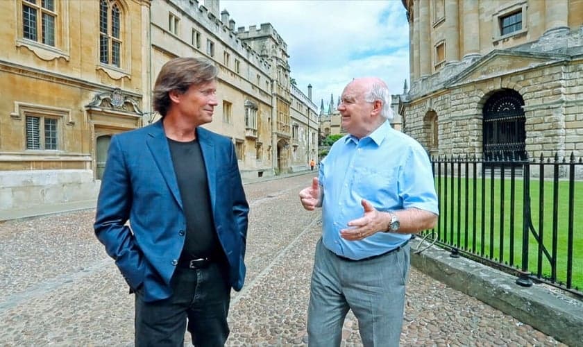 Kevin Sorbo e John Lennox da Universidade de Oxford em 'Against the Tide'. (Foto: Crossroad)