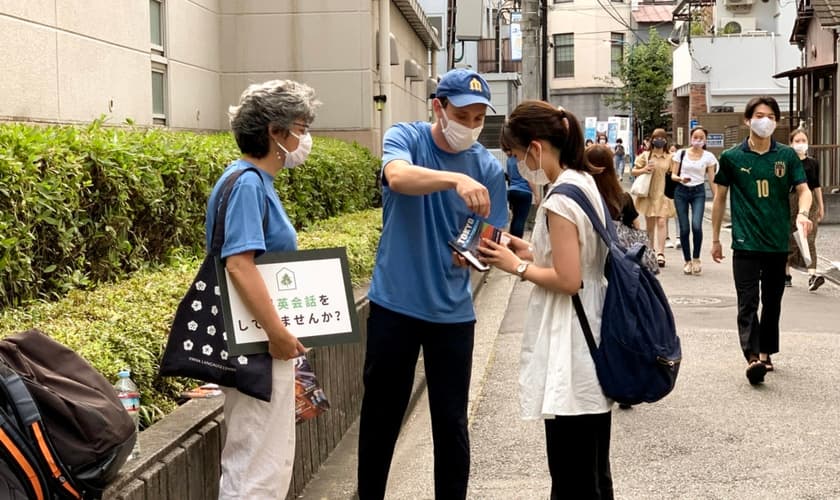 Missionários batistas estão intensificando a evangelização de rua durante os Jogos Olímpicos em Tóquio. (Foto: Baptista Press).