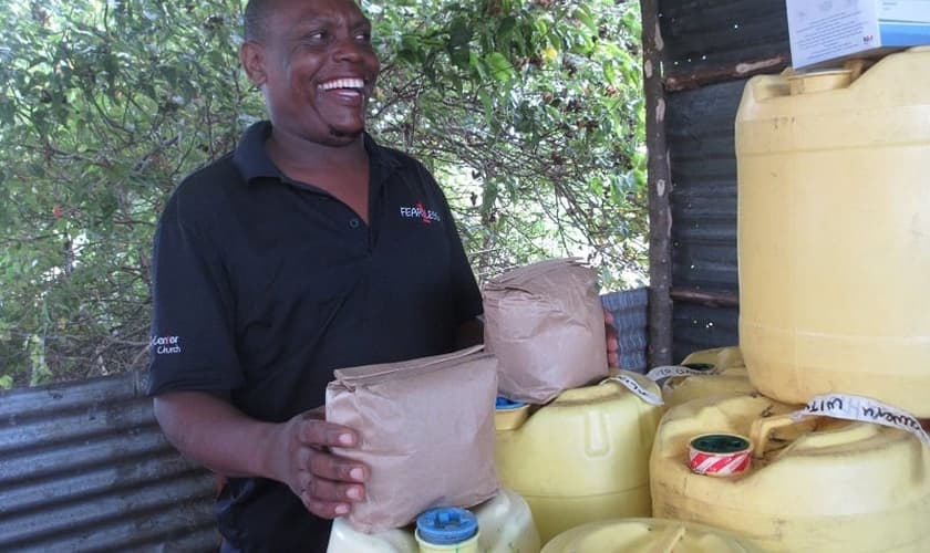 O pastor Antony recebeu uma ajuda em materiais para sua produção de sabão da International Christian Concern. (Foto: ICC).