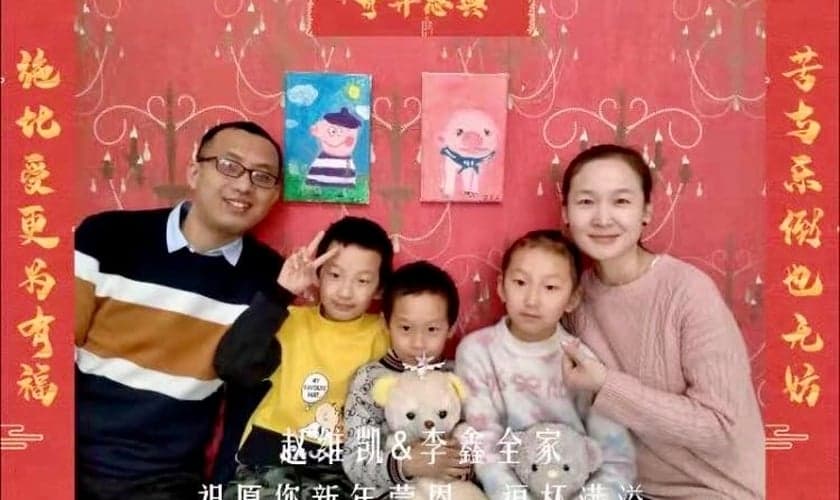 Zhao Weikai e família. (Reprodução).