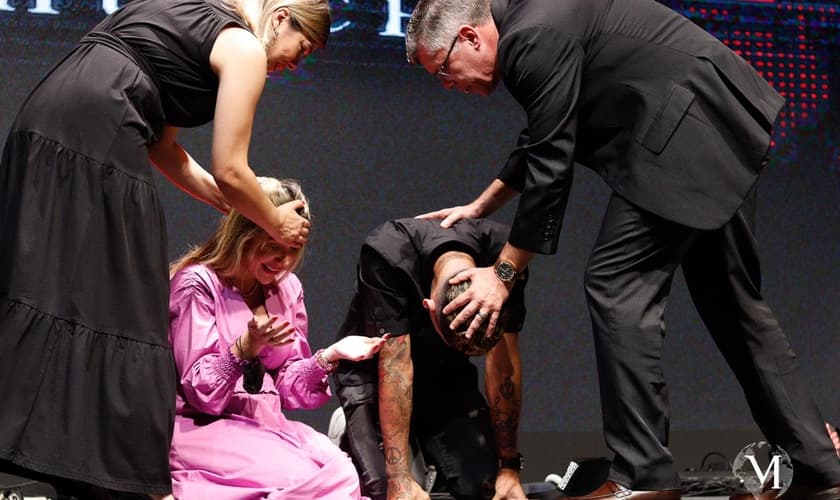 Roberto Firmino e sua esposa, Larissa Pereira, foram consagrados evangelistas. (Foto: Acervo Manah Church)