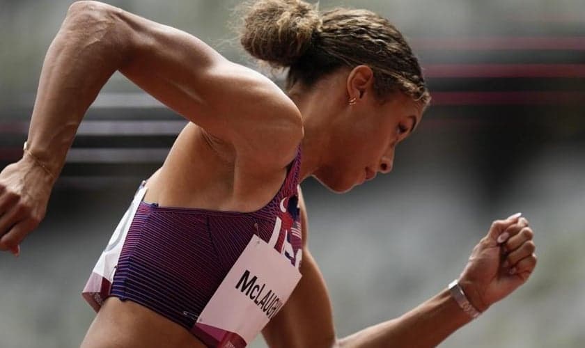 Sydney McLaughlin se tornou a primeira mulher a correr a prova em menos de 52 segundos. (Foto: AP Photo/Petr David Josek).